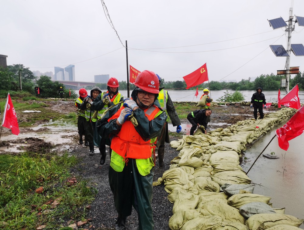 安徽交建协助合肥市重点局在巢湖路南淝河段沙袋筑坝抗洪防汛2.jpg